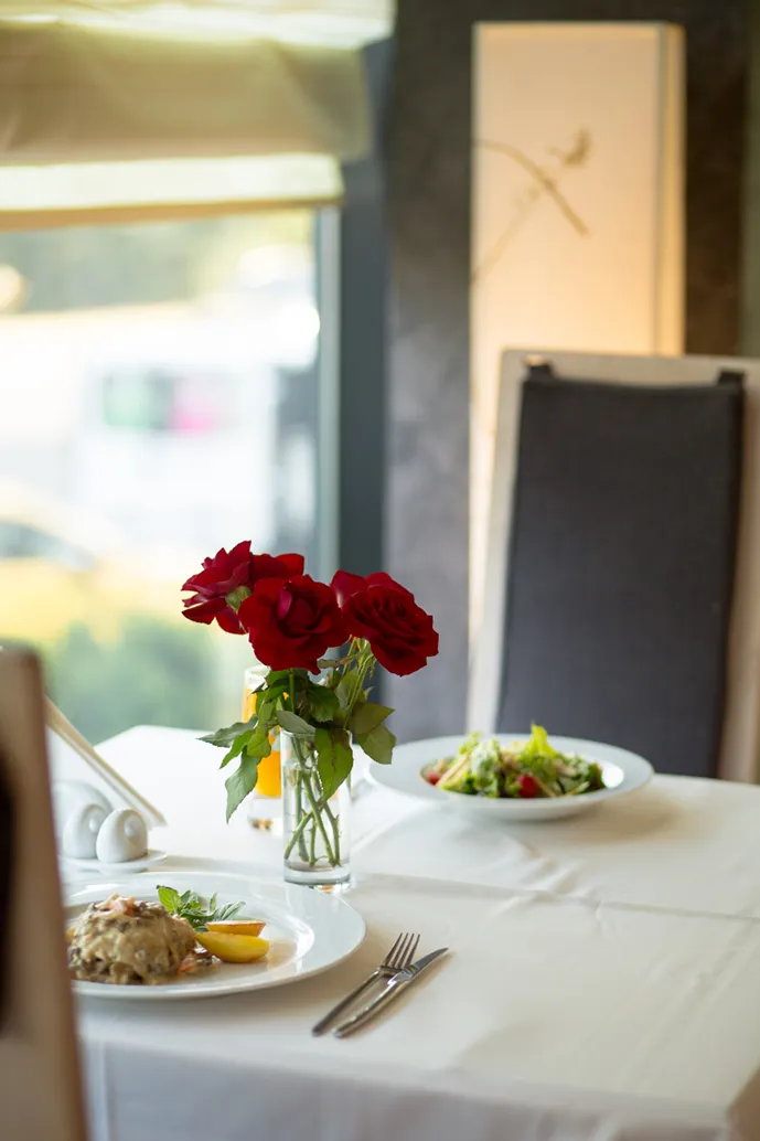Roses sur une table